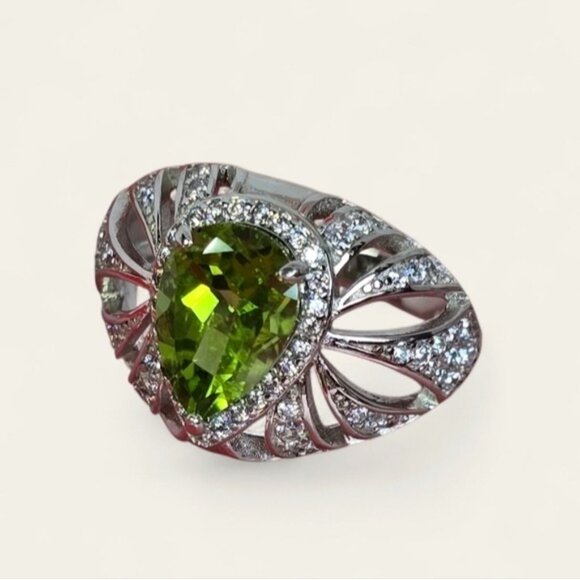 925 Sterling Silver Ring with Natural Peridot & CZ - Picture 11 of 11